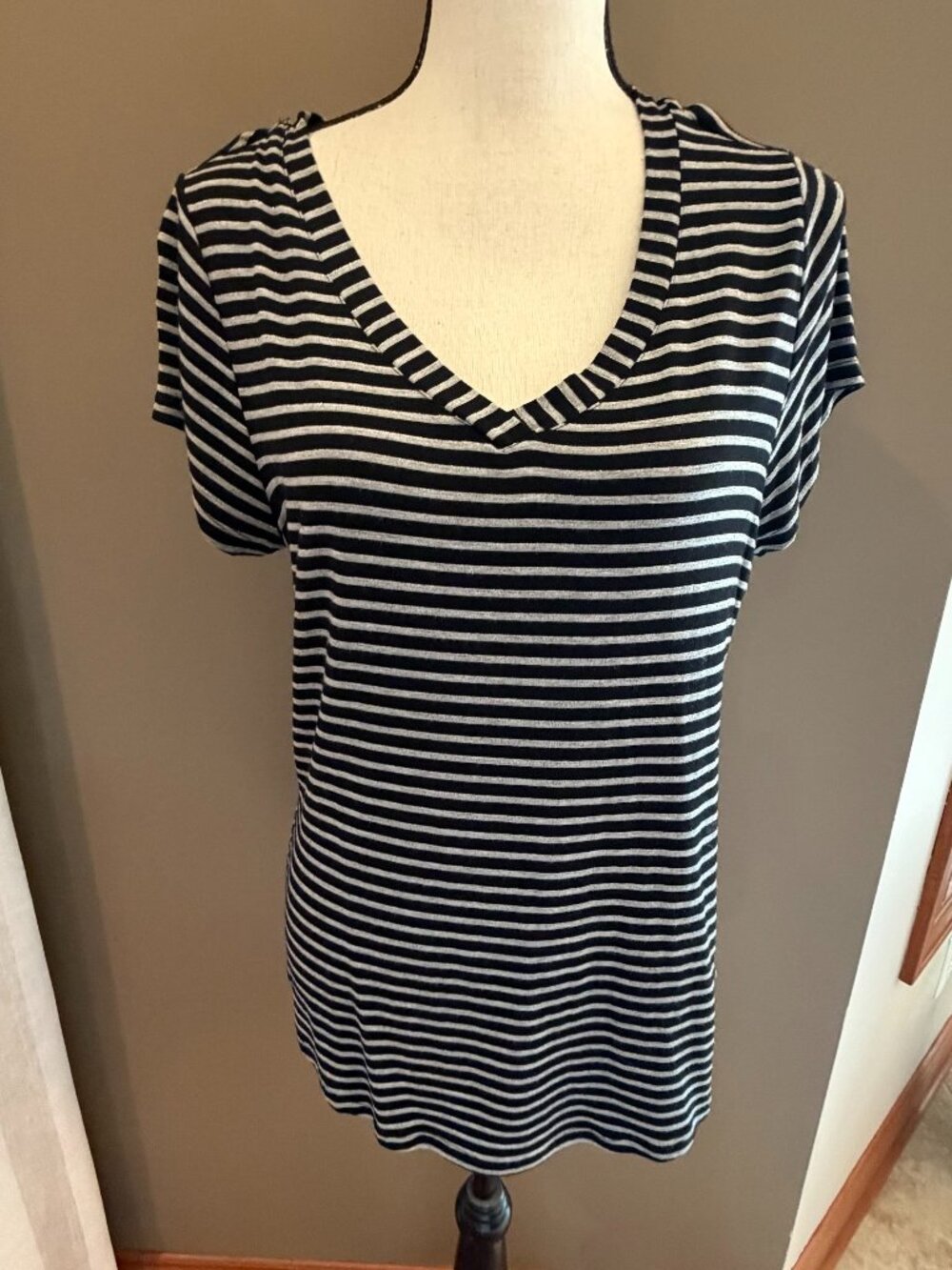 Cable & Gauge Black Gray Striped Metallic V-Neck Short Sleeve, Size Large
